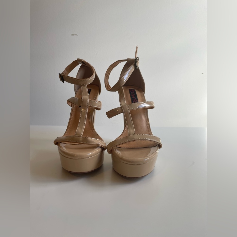 2 LIPS TOO PLATFORM T-Strap heels